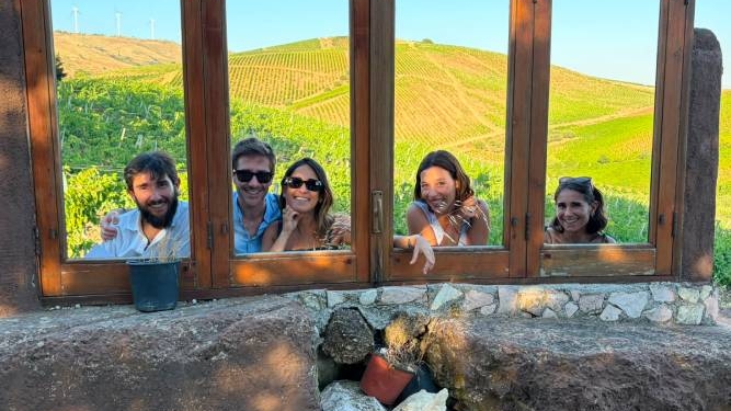 Finestra su vigneto e amici